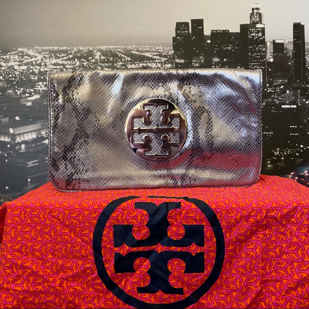 Tory Burch Maxi Clutch MINT silver shoulder strap